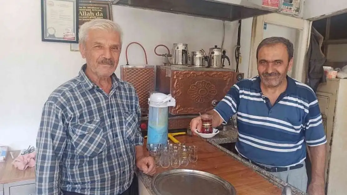 '35 yıldır termosla çay satıyorlar'