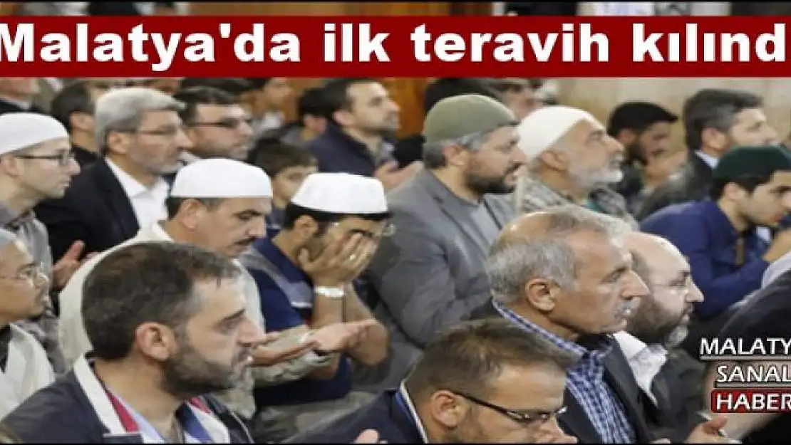 MALATYA'DA RAMAZAN AYININ İLK TERAVİH NAMAZINDA VATANDAŞLAR CAMİLERE AKIN ETTİ