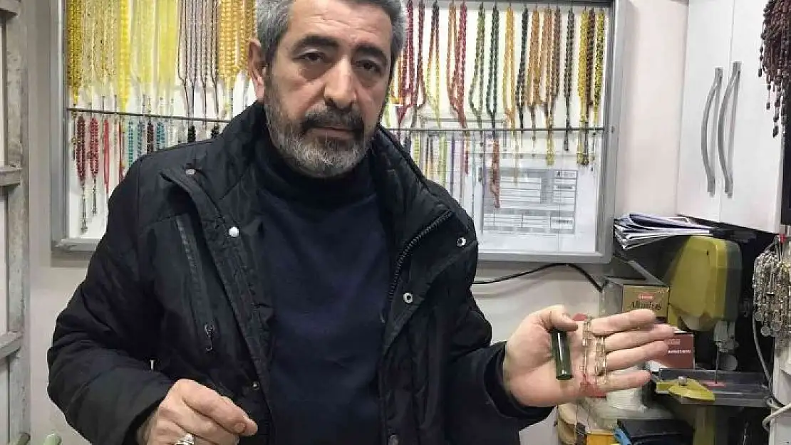 '4 metrekarelik dükkana dünyaları sığdırdı'