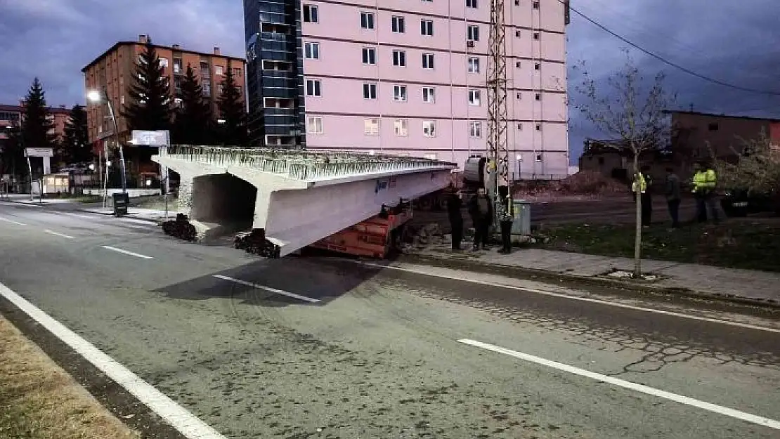 '40 tonluk yükle çamura saplandı, 2 saatlik çalışmayla kurtarıldı'