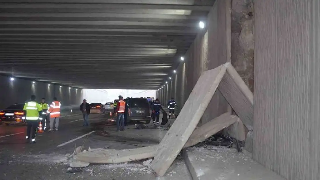 '5 araçlı trafik kazasında tünelin beton blokları devrildi'