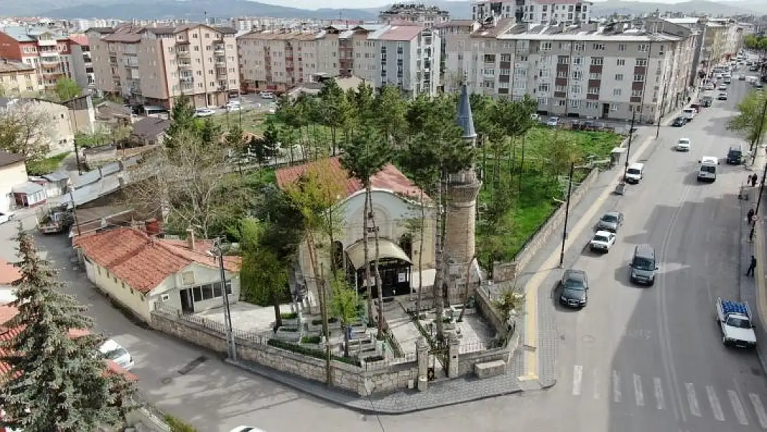 '5 asırlık caminin dört bir yanı mezarlık'