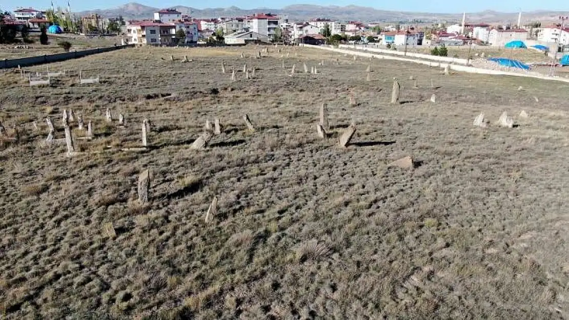 '5 asırlık mezar, insan boyunu aşan taşları ile dikkat çekiyor'