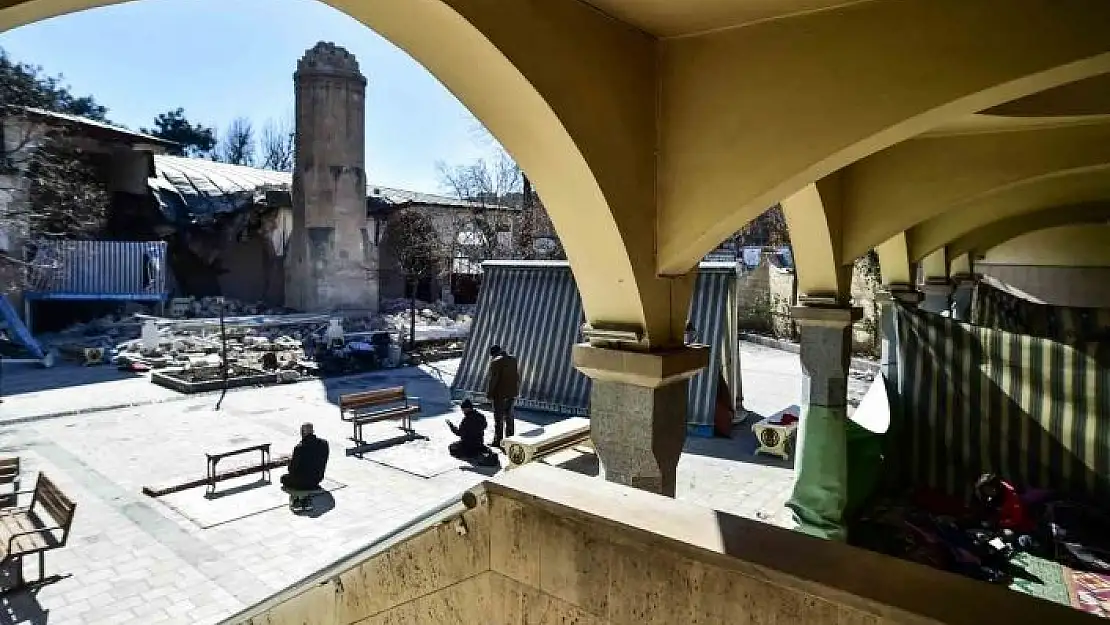 '527 yıllık tarihi cami depremde hasar gördü'