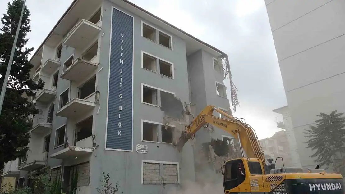 Malatya'da ağır hasarlı binalar yıkılıyor