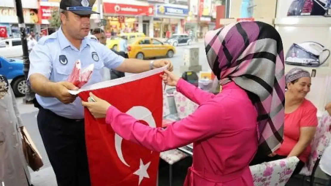 Esnaf Ve Vatandaşa Bayrak Hediye Edildi