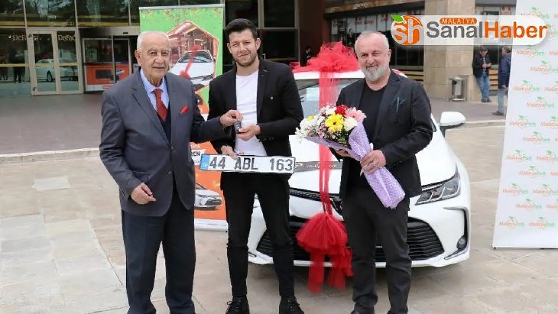 600 TL'lik alışveriş ile 200 bin TL değerindeki aracı kazandı