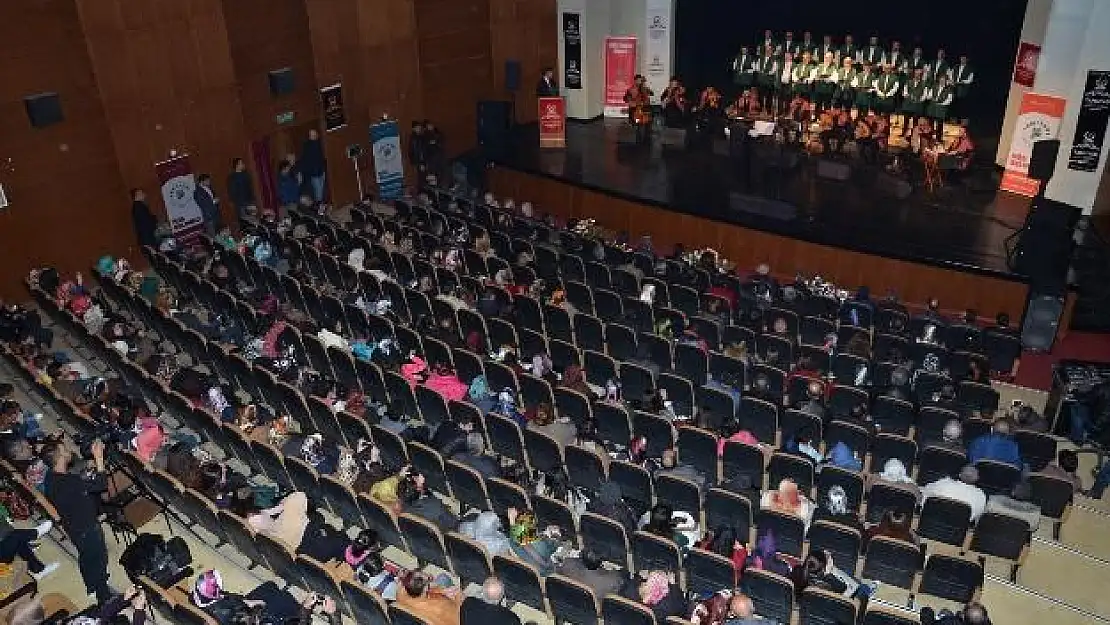 'ALEM SANA HAYRAN'' KONSERİ İZLEYENLERİ BÜYÜLEDİ'''