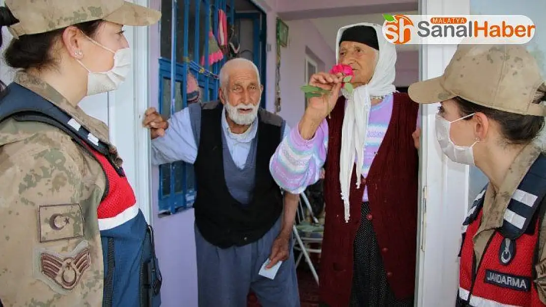 65 yıllık evli  çiftin, Mehmetçikle 'Bayram Harçlığı' diyaloğu gülümsetti