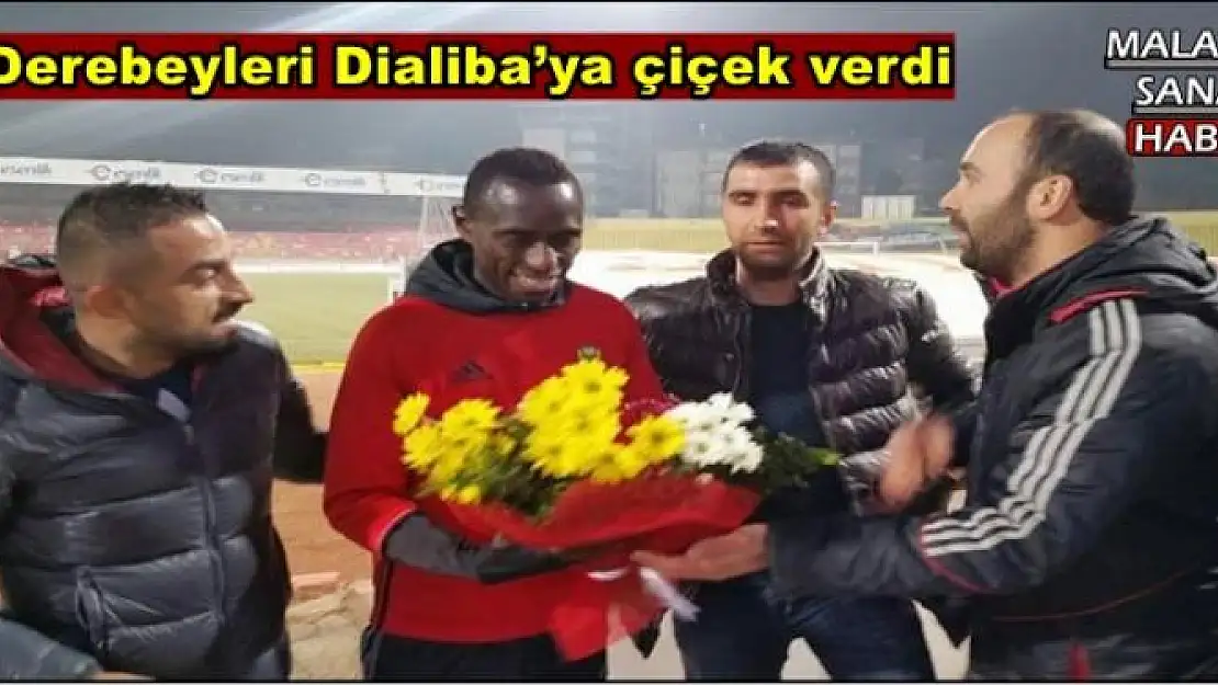 Derebeyleri Dialiba´ya çiçek verdi