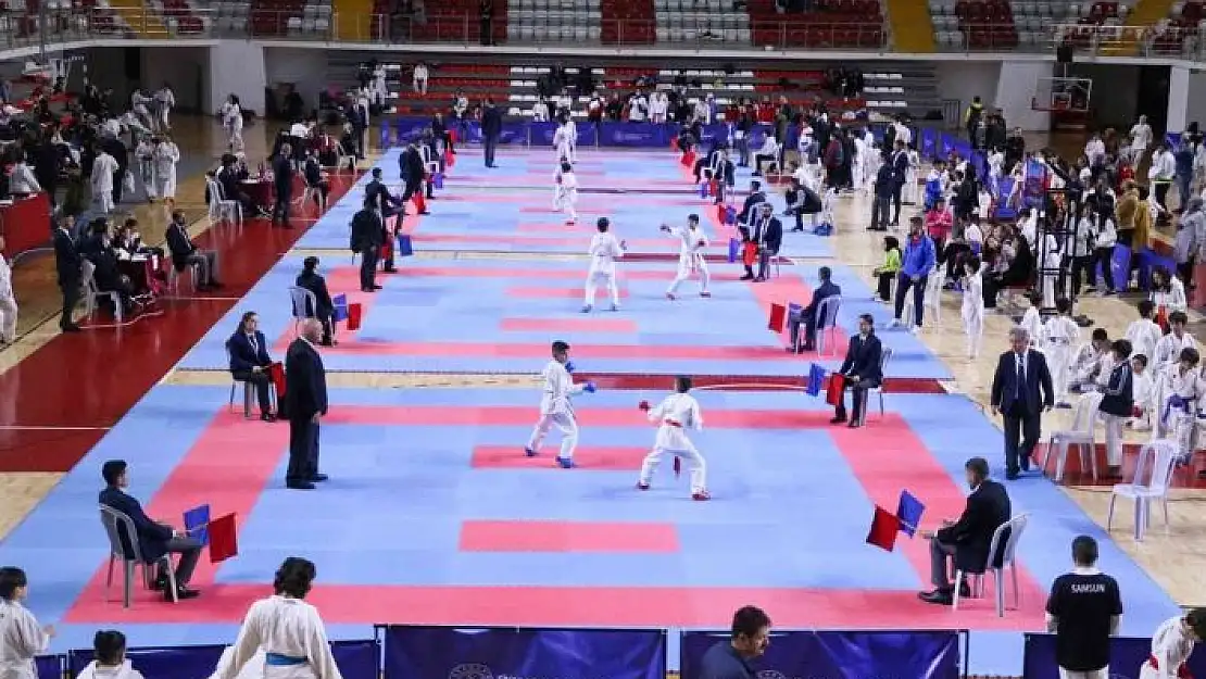 '7. Cumhuriyet Kupası iller arası karate turnuvası Sivas´ta başladı'