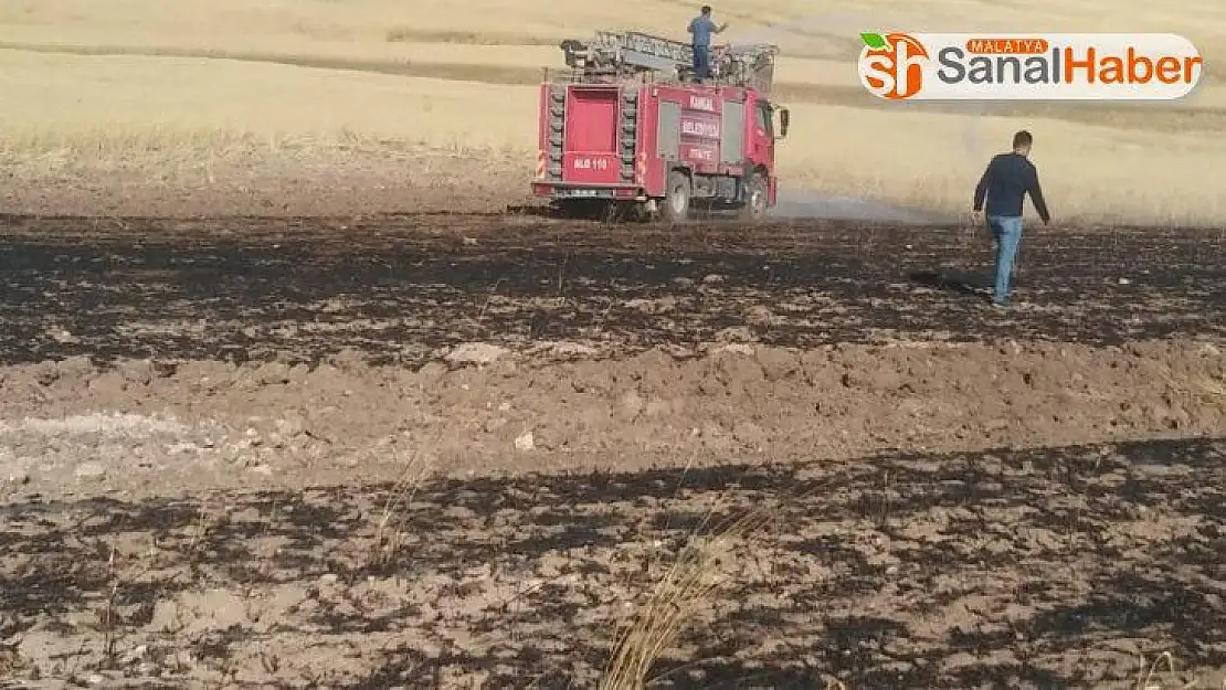 70 dönüm ekibi buğday tarlası yandı