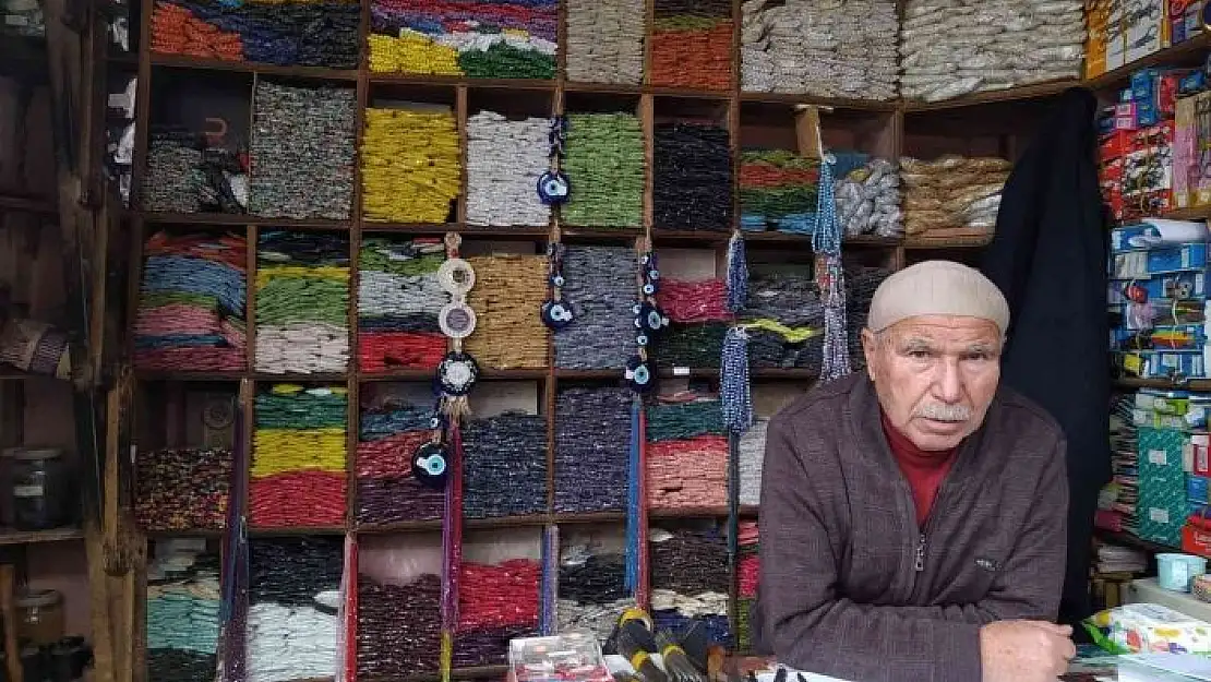 '72 yaşındaki Alaattin amca 57 yıldır boncukçuluk yaparak  geçimini sağlıyor'