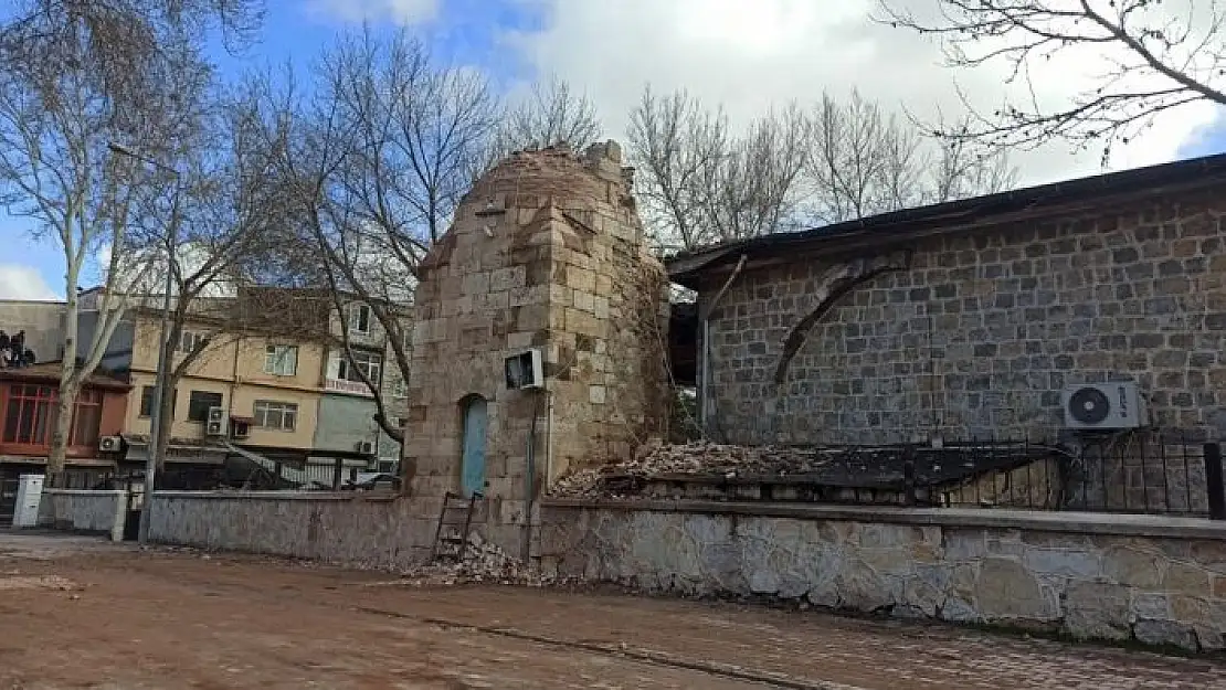 '730 yıllık caminin minaresi artçı sarsıntılara dayanamadı'