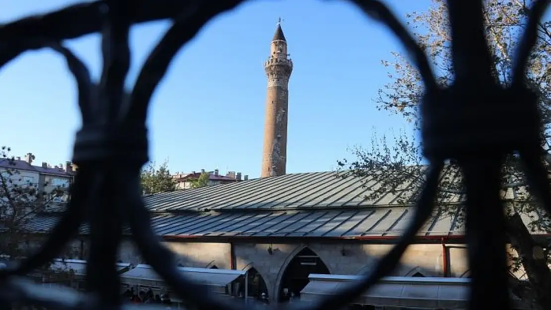 '825 yıllık Ulu Camii´nde bayram namazı'