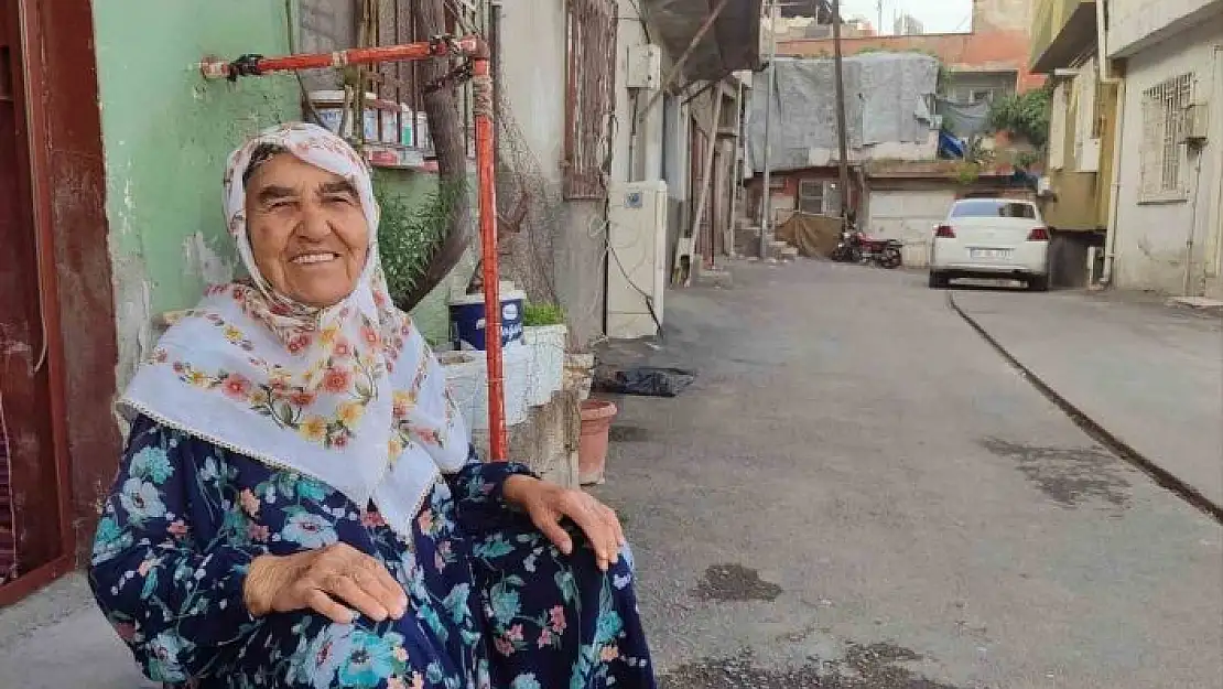 '83 yaşındaki Fatma teyze her gün evinin önünü süpürerek örnek oluyor'