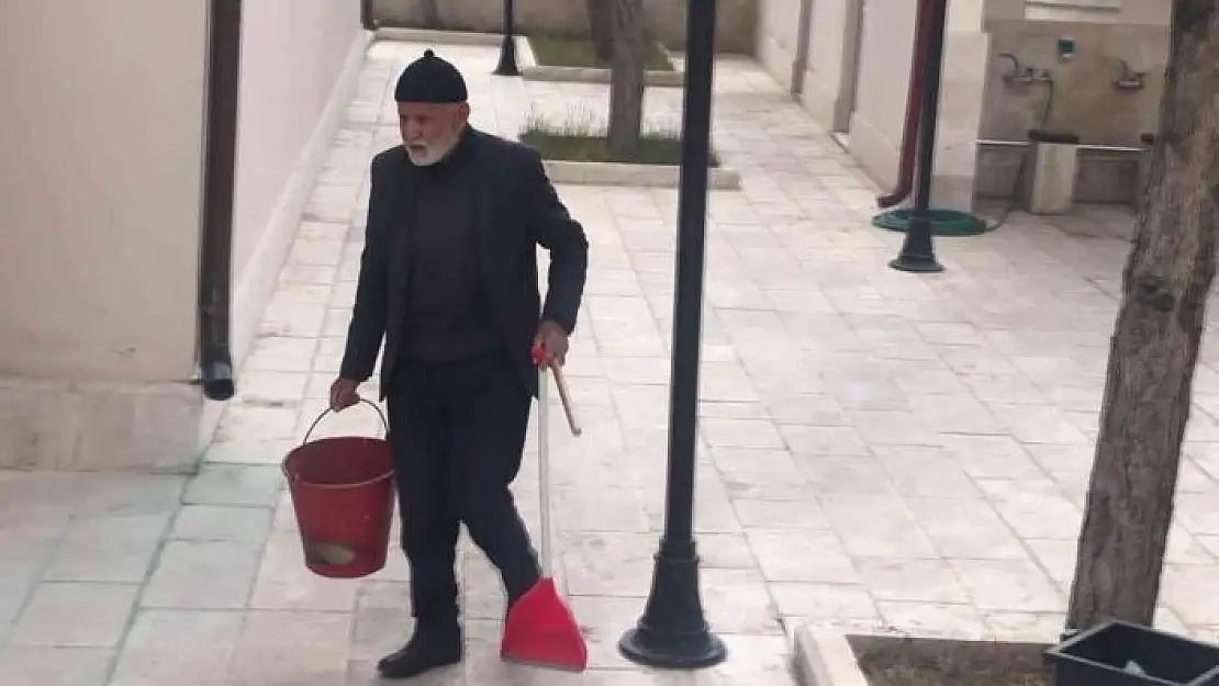 '85´lik çınar her gün cami bahçesini temizliyor'