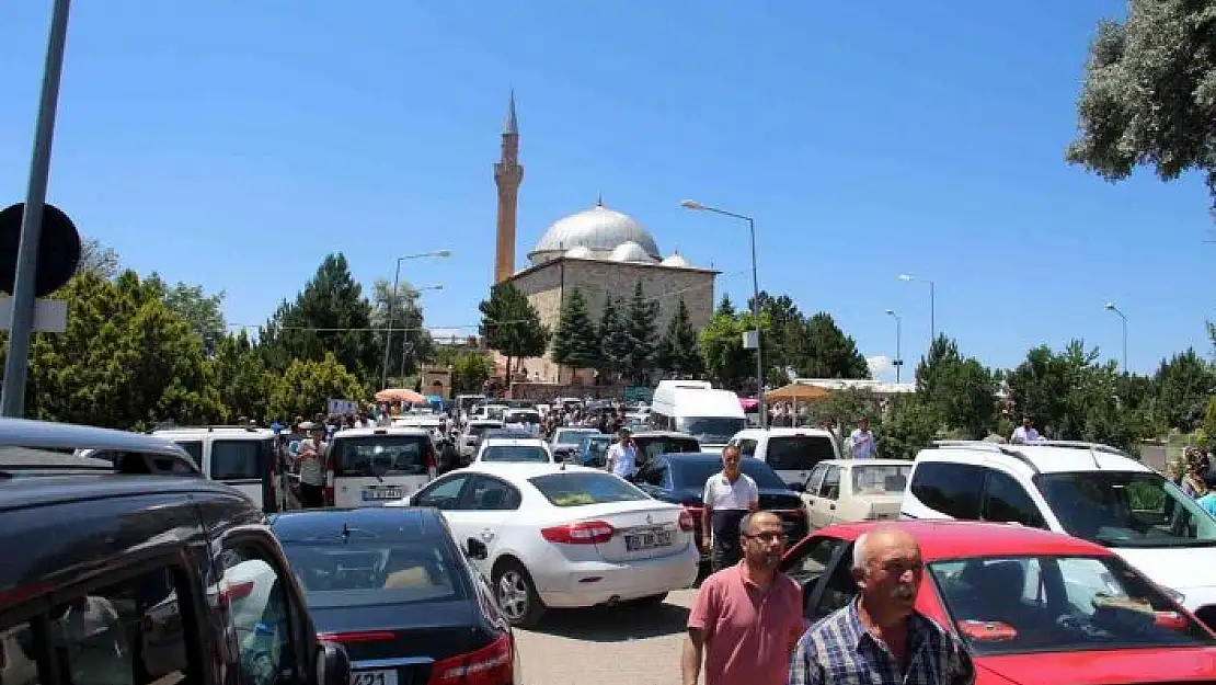 'Abdulvahabi Gazi Camii´nde arife Cuması yoğunluğu'