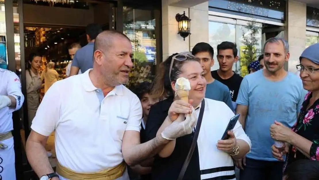 'Açılışa özel ücretsiz dondurma ikramı'