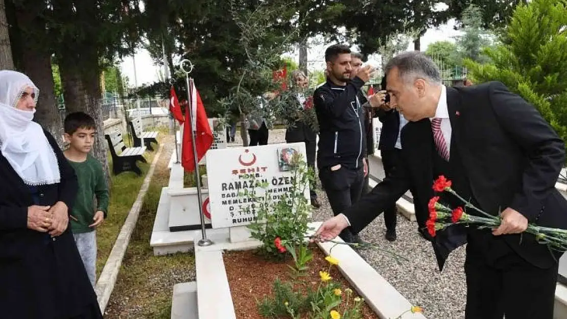 'Adıyaman´da bayram arifesinde şehitlik ziyaret edildi'
