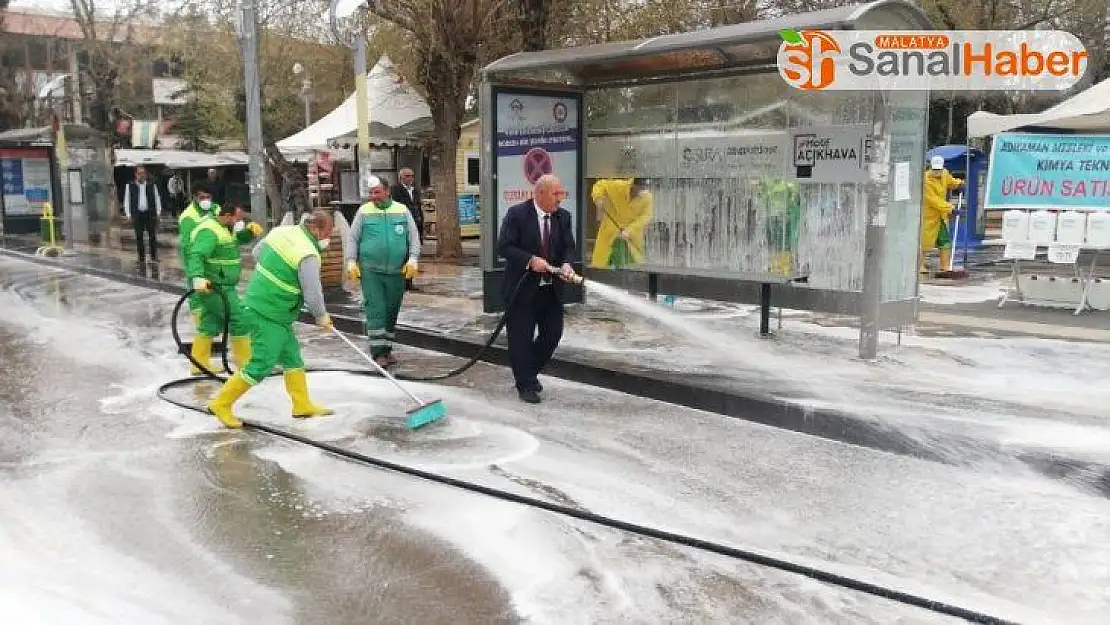 Adıyaman'da cadde ve sokaklar köpüklendi