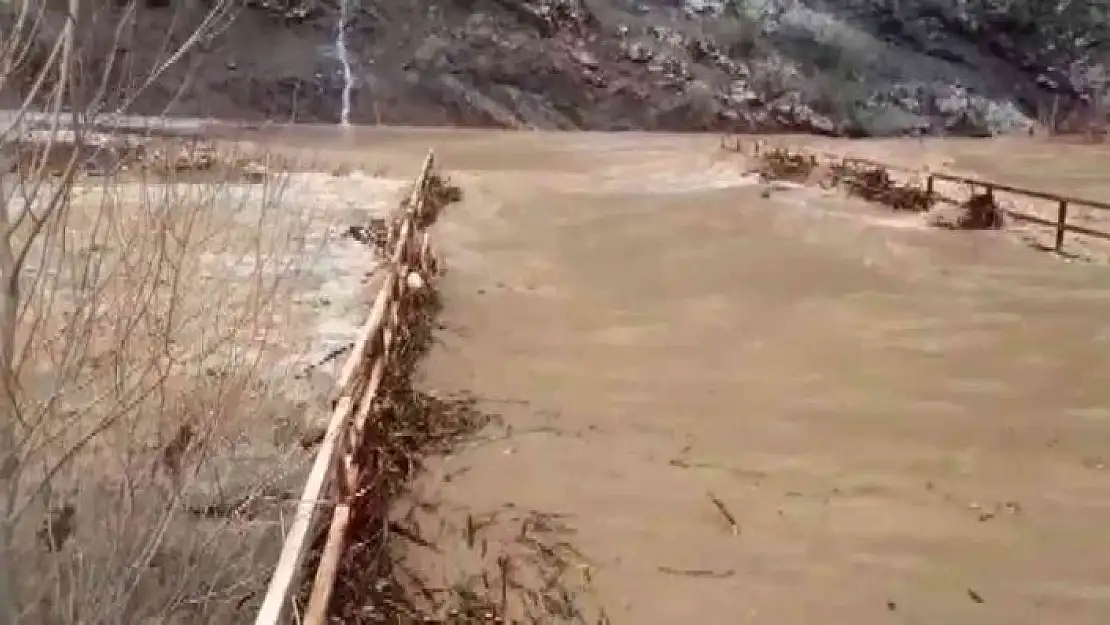 'Adıyaman´da dere taştı, köprü suda kayboldu'