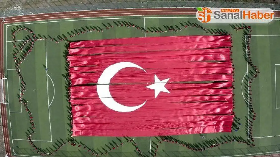 Adıyaman'da dev Türk bayrağı ve Türkiye haritasıyla askere selam