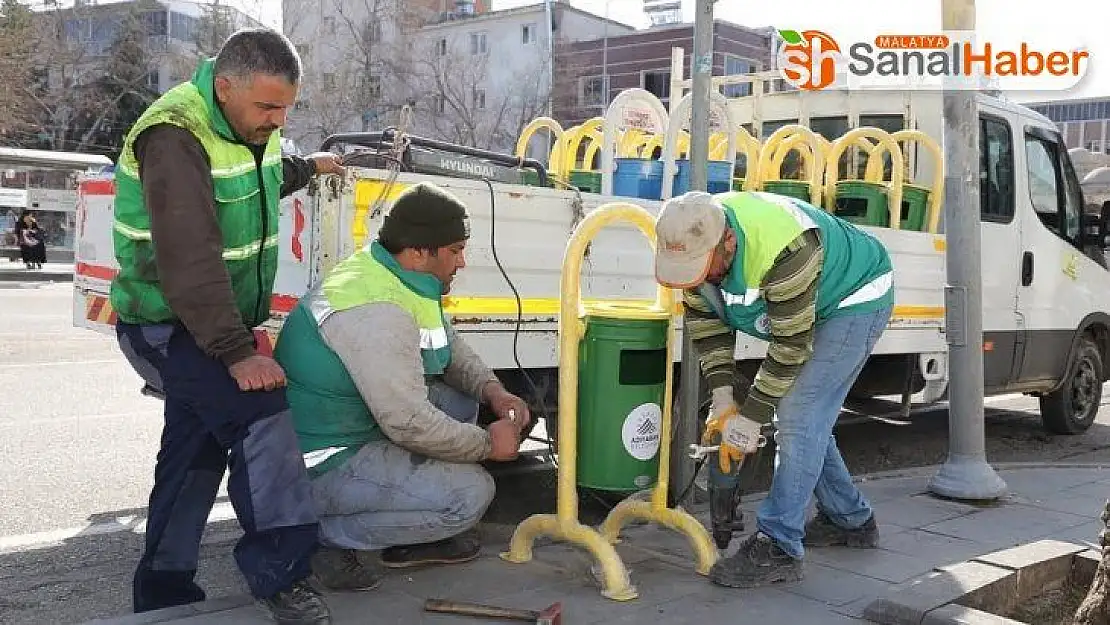 Adıyaman'da eskiyen çöp kovalarını yeniliyor