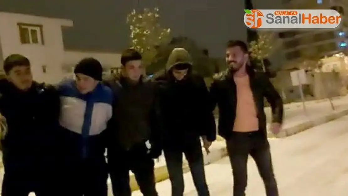 Adıyaman'da halaylı kar sevinci