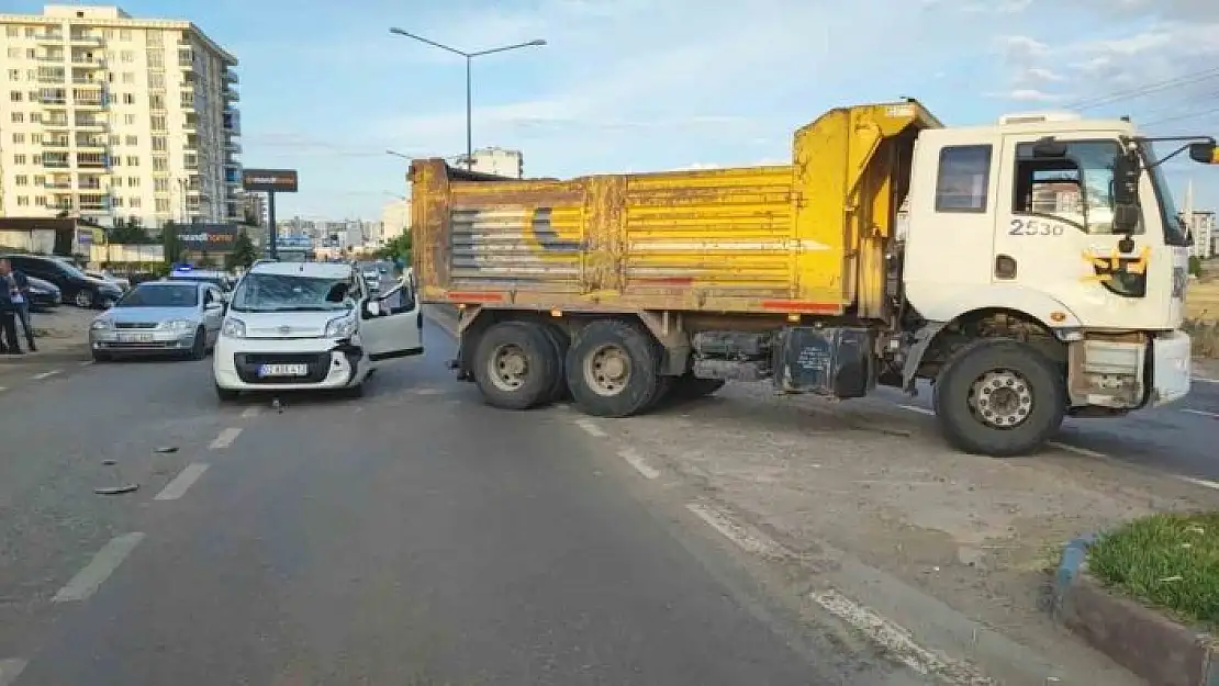 'Adıyaman´da kamyon ile hafif ticari araç çarpıştı: 2 yaralı'