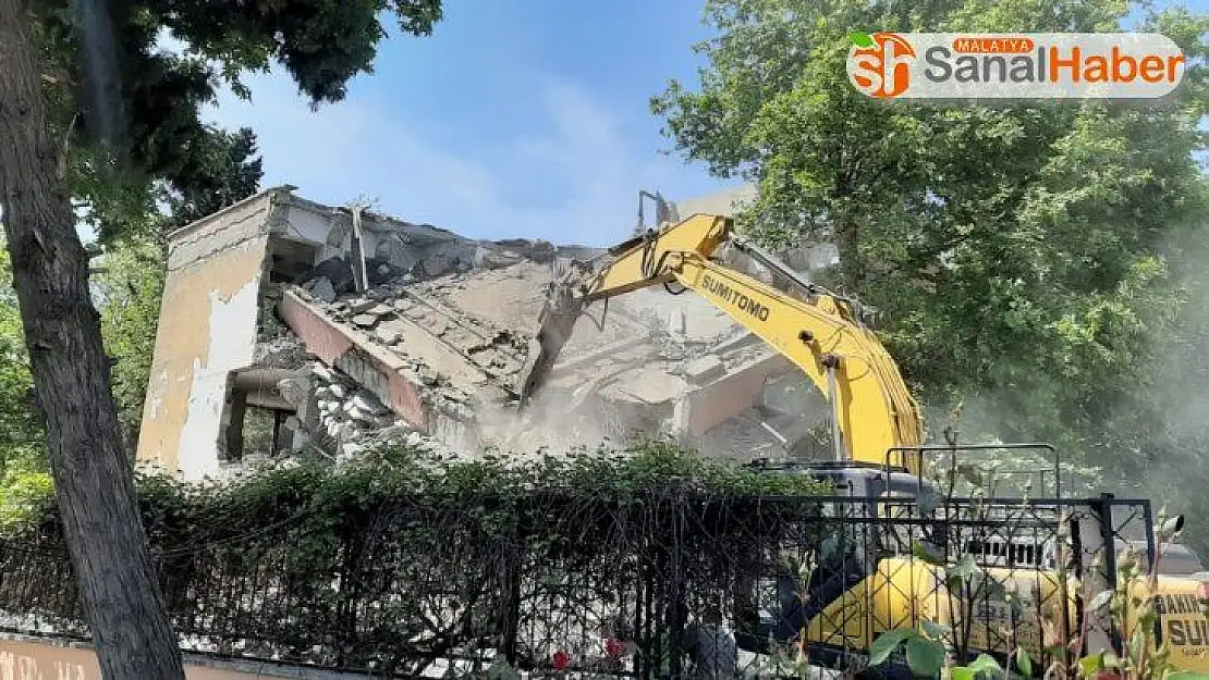 Adıyaman'da ki 52 yıllık kütüphane binası yıkılmaya başlandı