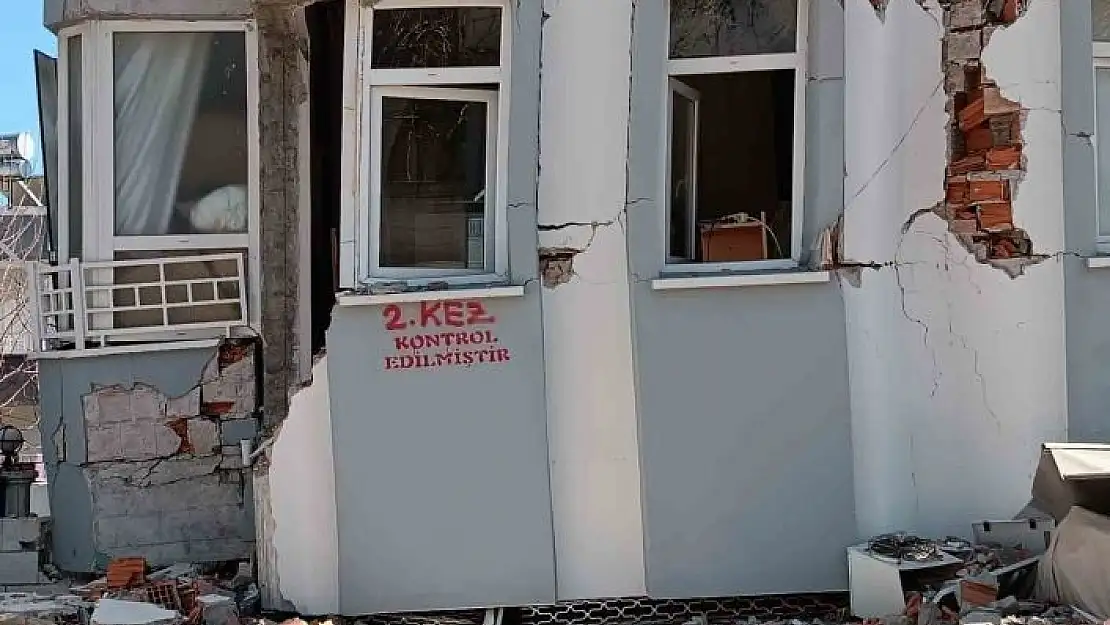 'Adıyaman´da kontrol edilen binalar işaretlenip yıkılıyor'