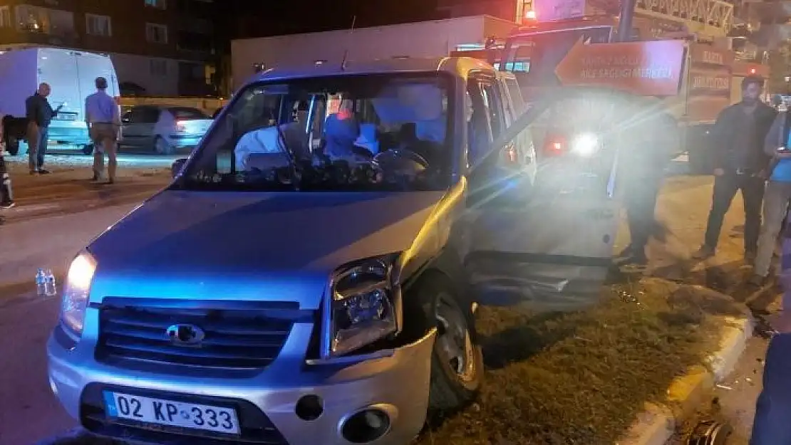 'Adıyaman´da otomobil ile hafif ticari araç çarpıştı: 8 yaralı'