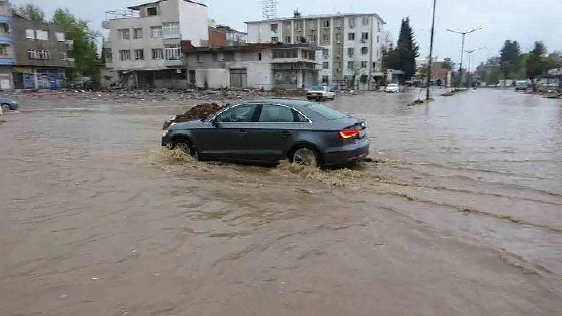 'Adıyaman´da sağanak yağış cadde ve sokakları göle çevirdi'