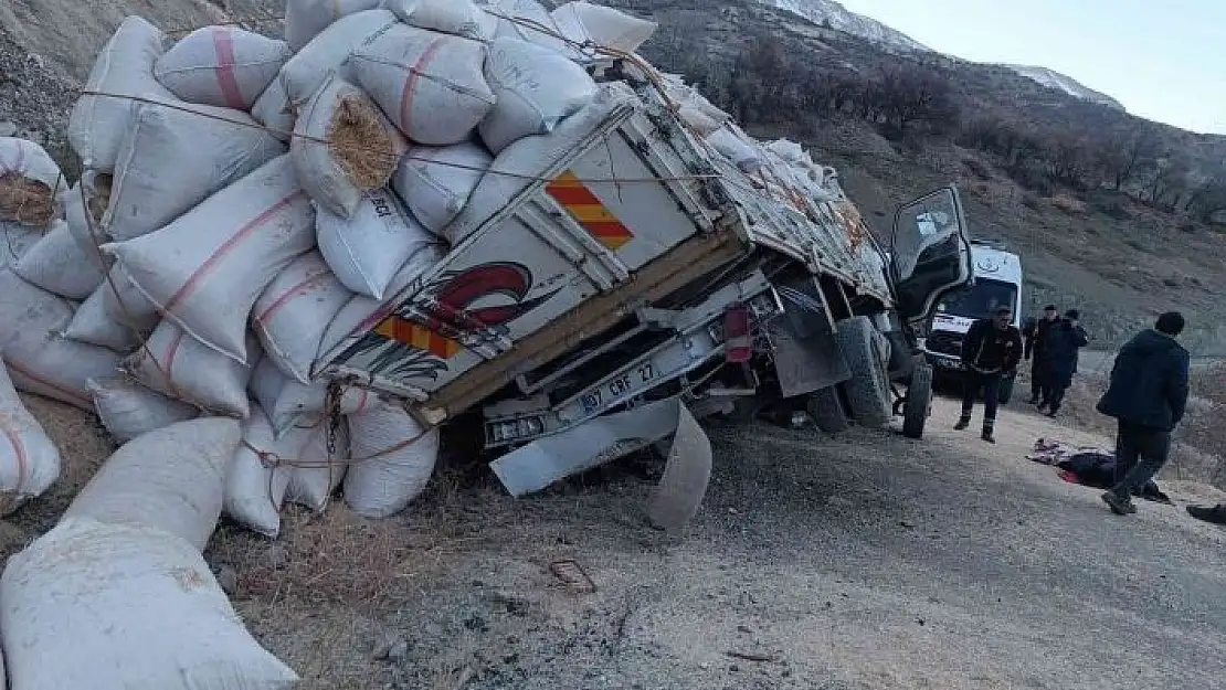 'Adıyaman´da saman yüklü kamyon devrildi: 1 ölü'