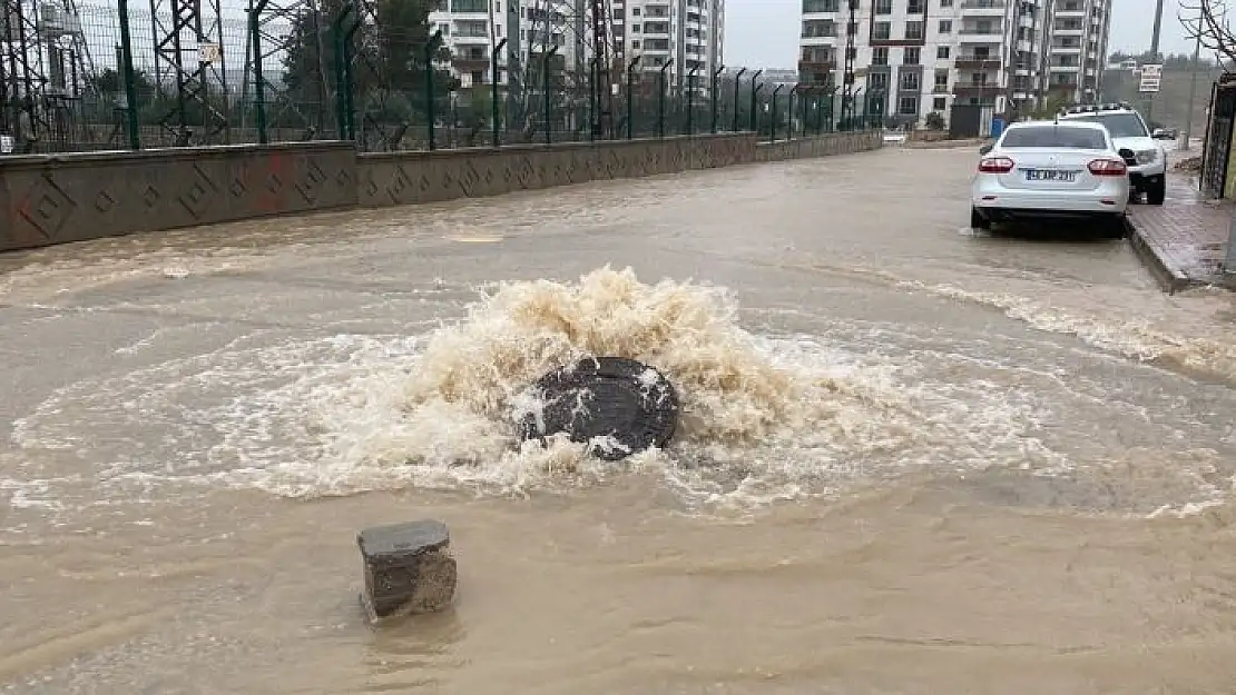 'Adıyaman´da sel suları cadde ve sokakları göle çevirdi'