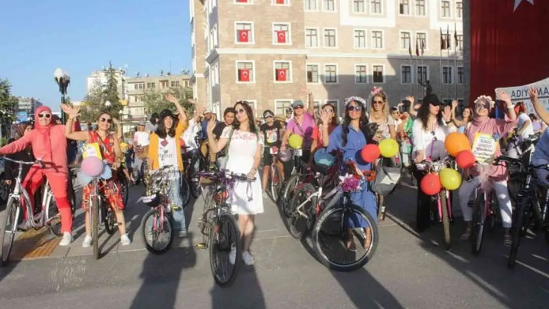 'Adıyaman´da, süslü kadınlar pedal çevirdi'