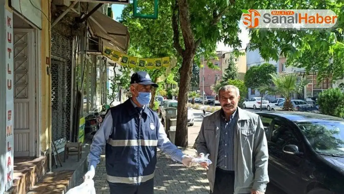 Adıyaman'da vatandaşlara ücretsiz maske