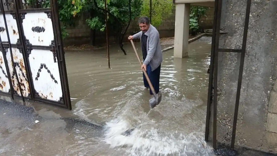 'Adıyaman´da yağmur su baskınlarına neden oldu'