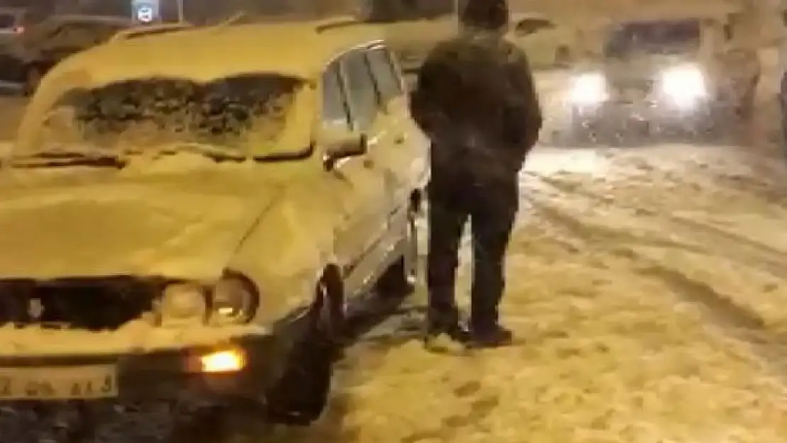 'Adıyaman-Gaziantep karayolunda ulaşıma kar engeli'