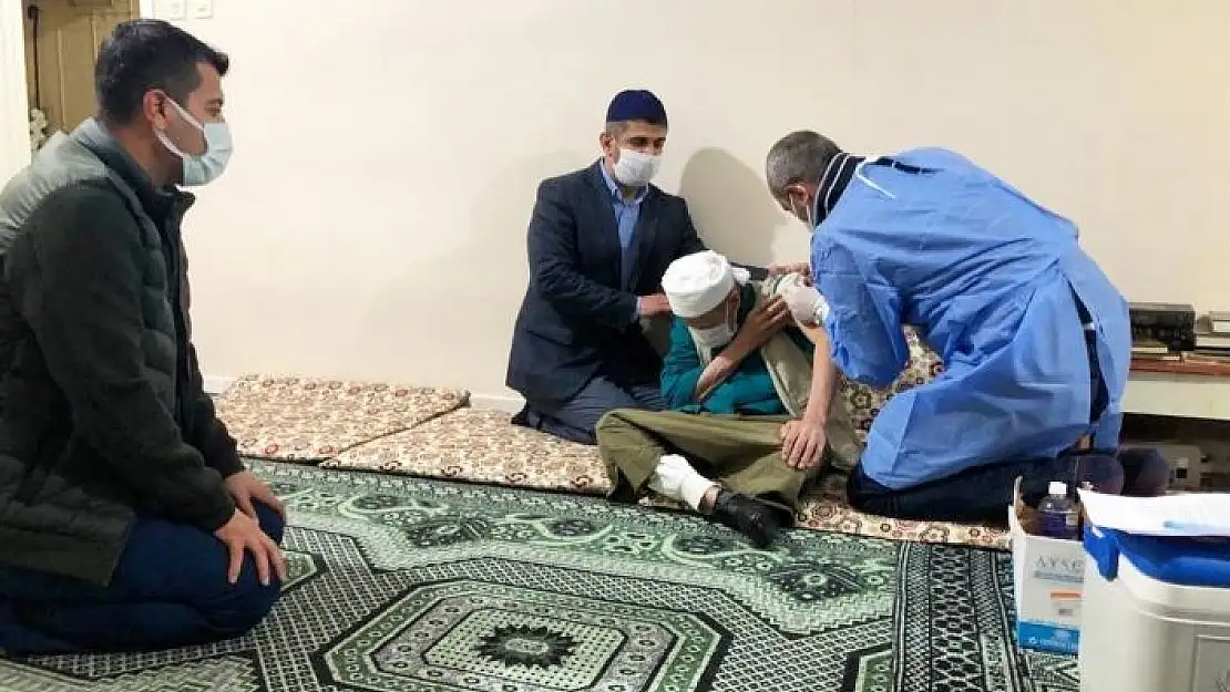 'Adıyaman´ın önemli kanaat önderi Seyda Hoca aşı oldu'