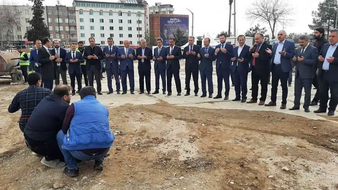 'Adıyaman Kent Meydanında kurbanlar dualarla kesildi'