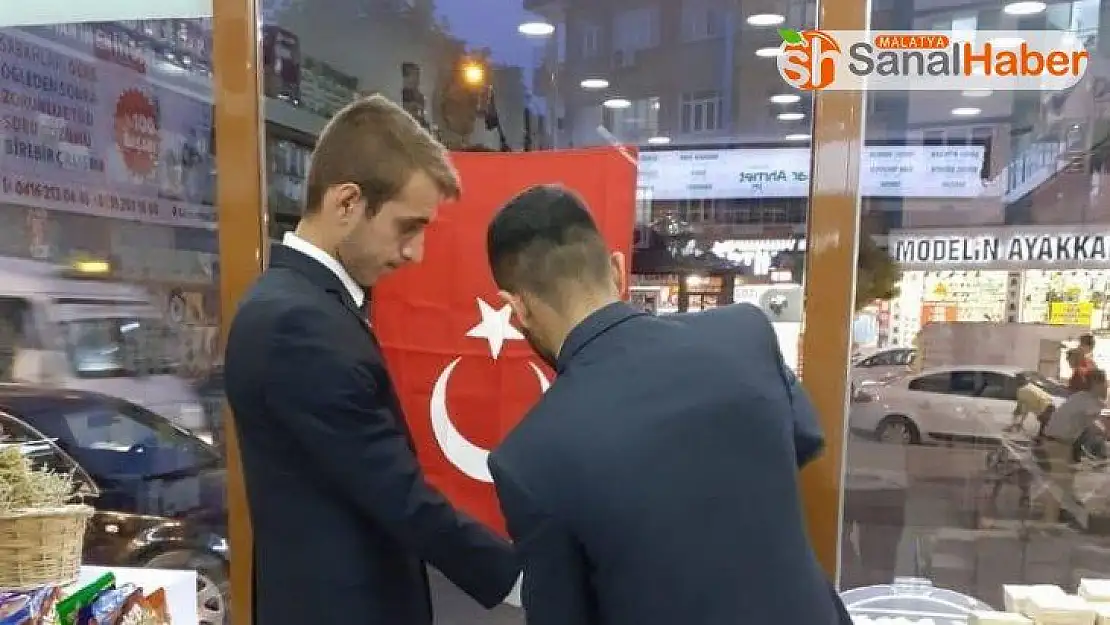 Adıyaman Ülkü Ocakları esnaflara Türk Bayrağı dağıttı