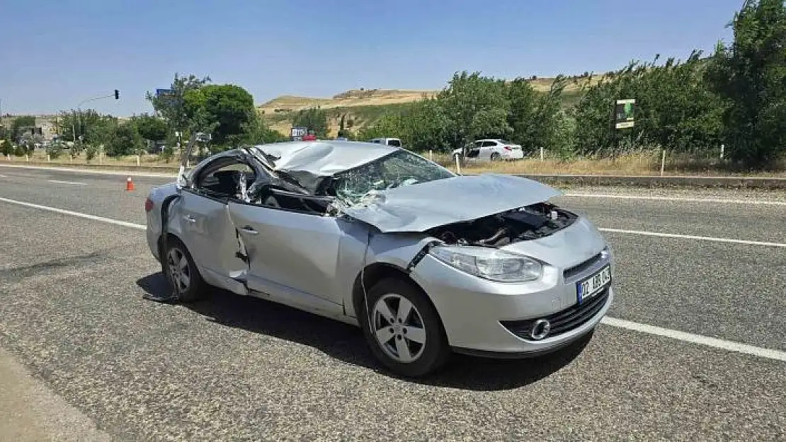 'Adıyamanda biçerdöver ile otomobil çarpıştı: 1i ağır, 3 yaralı'