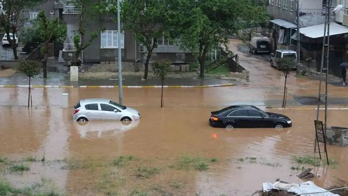 'Adıyamanda cadde ve sokak sel sularına teslim oldu'