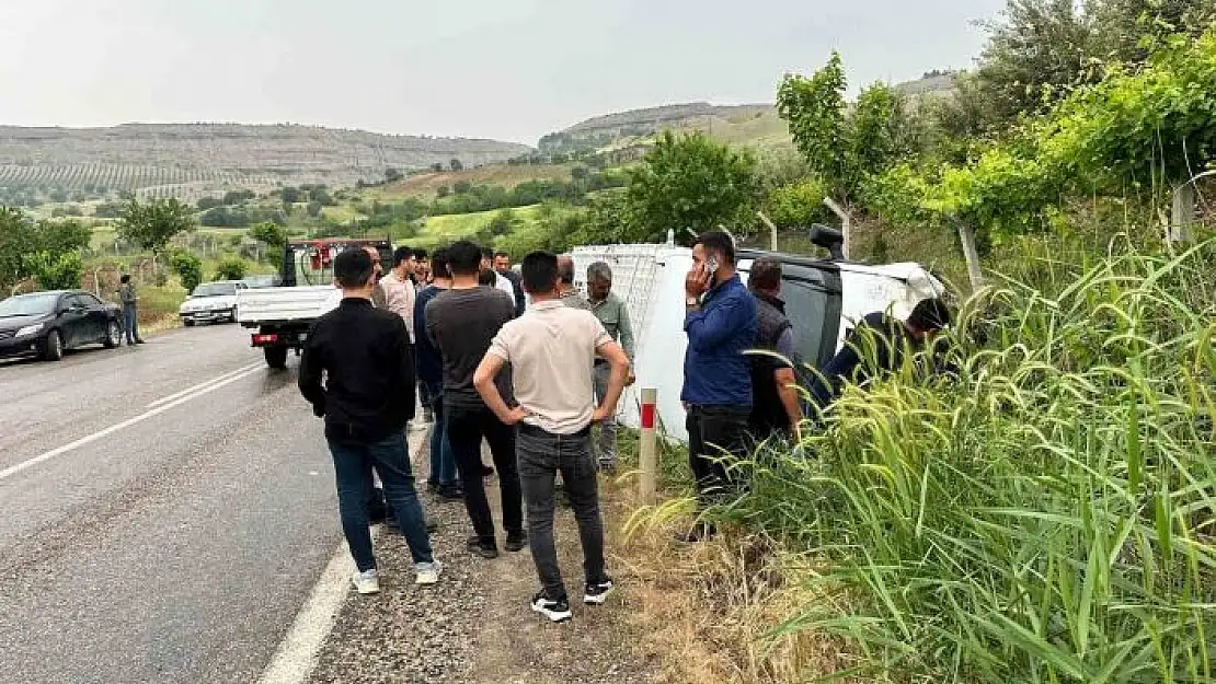 'Adıyamanda kontrolden çıkan minibüs yan yattı: 14 yaralı'