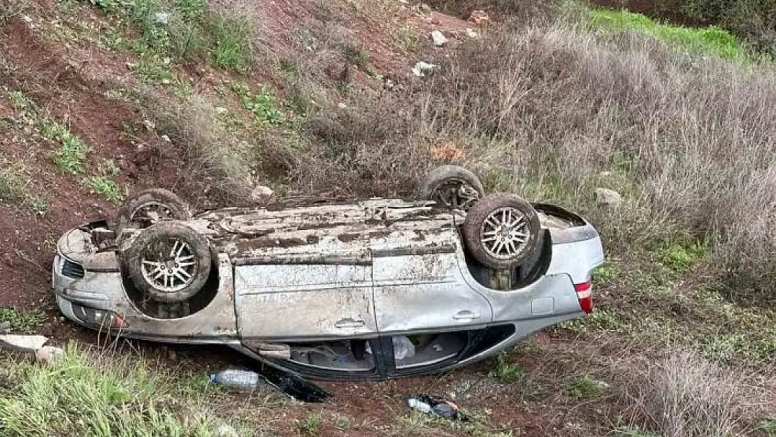 'Adıyamanda otomobil şarampole yuvarlandı: 2 yaralı'