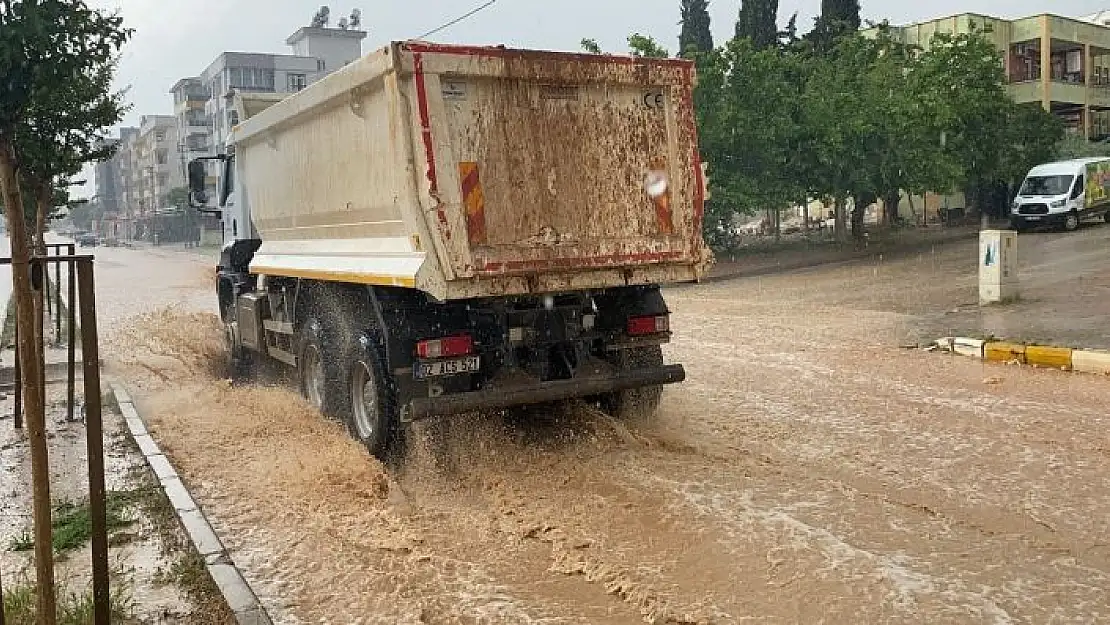 'Adıyamanda şiddetli yağmurda sokaklar göle döndü'