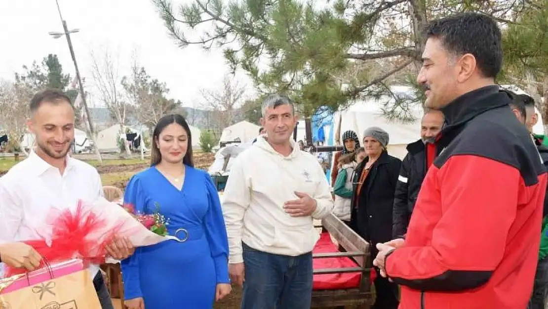 'AFAD Koordinatörü Vali Tekbıyıkoğlu, depremzede gence kız istedi'