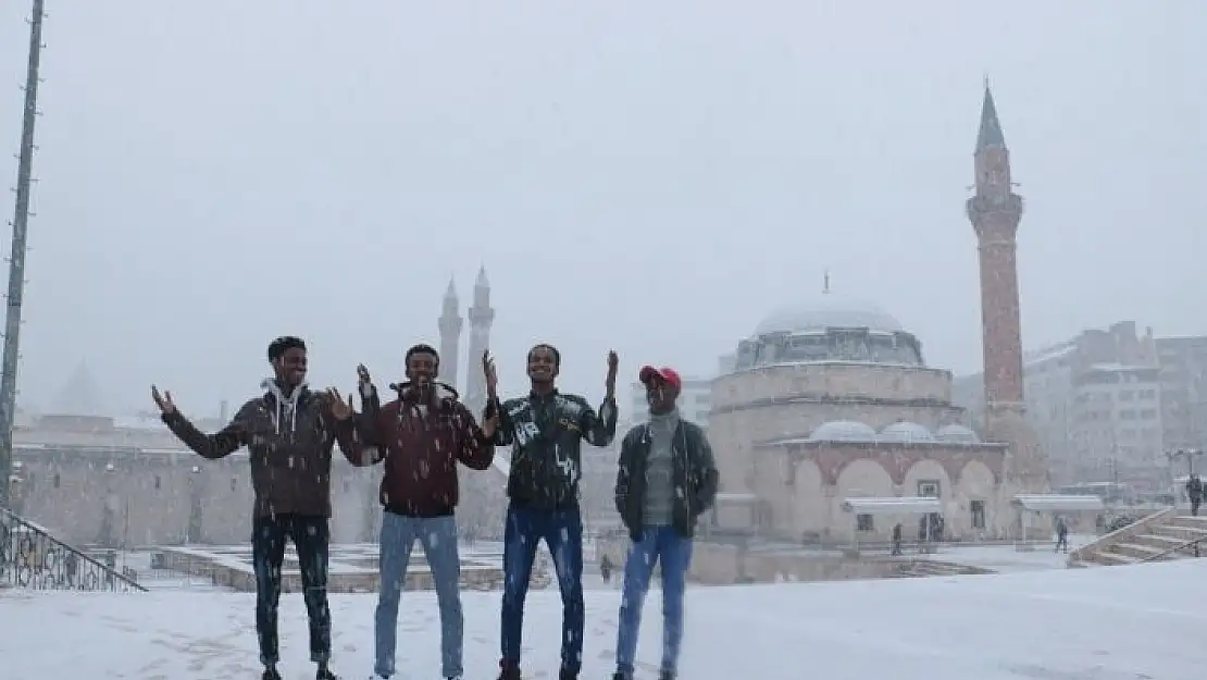 'Afrikalı öğrenciler Mart ayında lapa lapa yağan  karın tadını çıkarttılar'